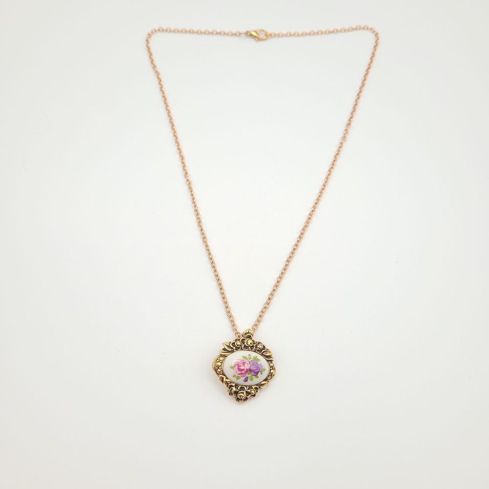 Vintage Avon Gold Floral Pendant Necklace Victorian Rose Cameo Style - Picture 7 of 12